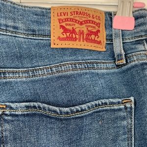 Levi’s 722 high rise skinny jeans